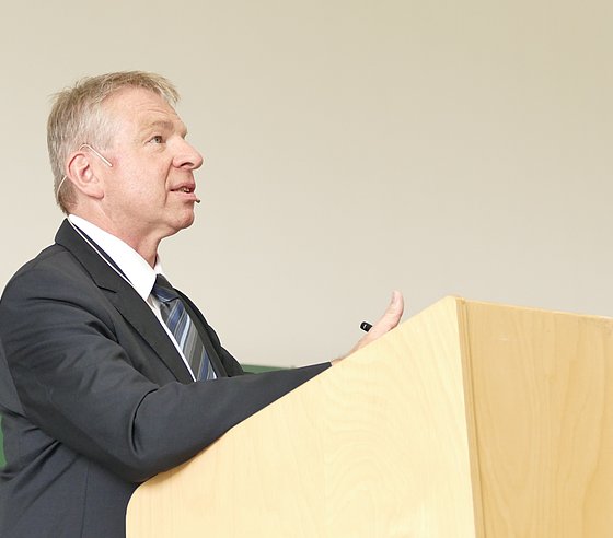 Dekan der Fakultät Prof. Kummert begrüßt