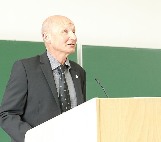 Fachgruppensprecher Prof. Jung begrüßt