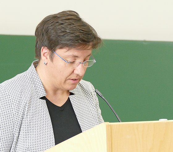2. Vorsitzende FDI Wuppertal/Bergisches Land Frau Freyer zeichnet die 5 Besten aus